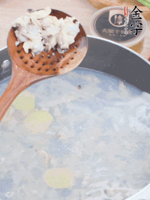 沸水下花蛤肉、姜片、料酒焯水。