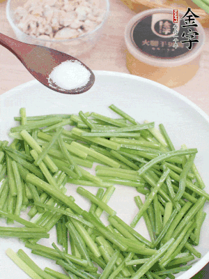 起鍋熱油，下韭菜苔炒至變色。加少許鹽。