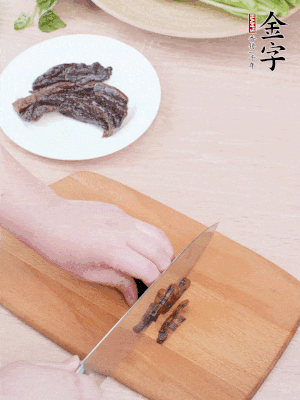 金字醬油肉下鍋煮10分鐘，切薄片。