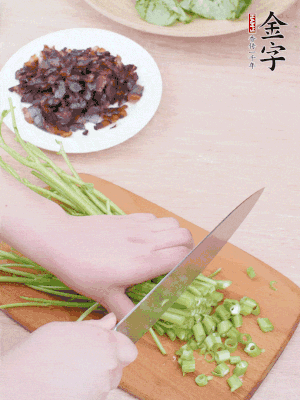 空心菜摘掉葉子，菜梗切成丁。