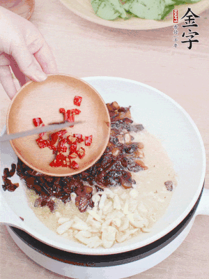 爆香蒜末、小米辣。