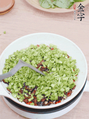 下菜梗翻炒，混合醬油肉。