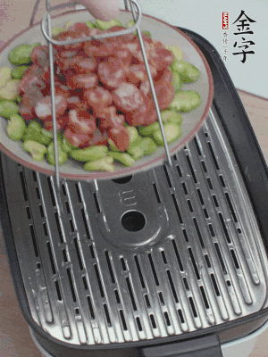 蠶豆鋪底，香腸鋪上，上鍋蒸15分鐘。