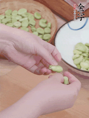 蠶豆剝殼，去掉豆衣，切碎。