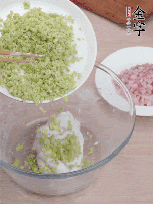 糯米粉邊揉邊加水，成團(tuán)后揉進(jìn)蠶豆、咸肉。