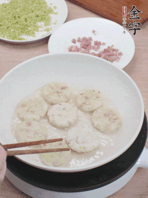 鍋中涼油，慢煎至兩面有脆殼。（油可以多一點(diǎn)）