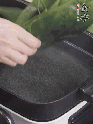 粽葉入沸水煮1分鐘，翻面再煮1分鐘，清洗干凈加水浸泡。