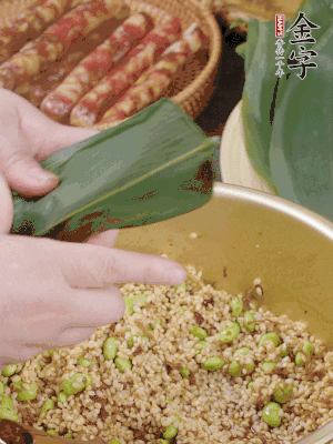粽葉往下折，完全蓋住，兩側(cè)捏緊。