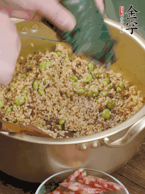 再附一張粽子，一齊向后折疊，線繩捆綁。