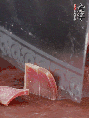 取金字火腿塊150g，切成薄片。生姜切片。