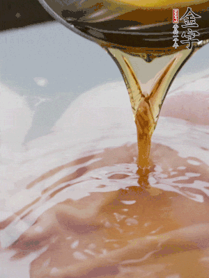 洗凈后冷水下鍋，加黃酒焯水。