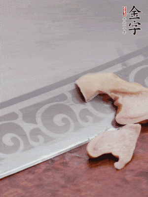 橫向一分為二，均勻切絲。