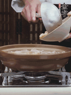 燜煮30分鐘，下花生、紅棗煮5分鐘。（花生提前預(yù)煮15分鐘）