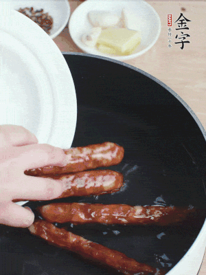 金字香腸水煮15分鐘，撈出切薄片。