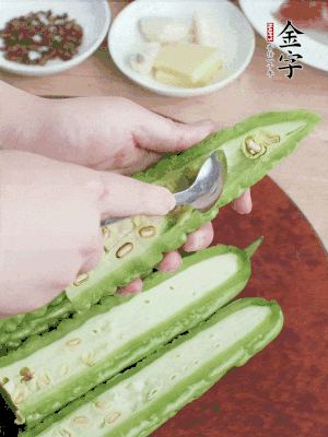 苦瓜去籽切薄片，一點鹽拌勻，10分鐘后沖洗控干。香蔥切蔥花、姜切末、蒜拍碎、干辣椒切圈。