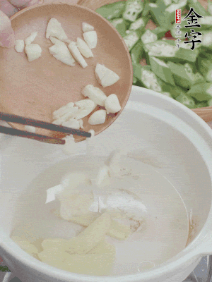 砂煲熱油，姜蒜、辣椒煸香。