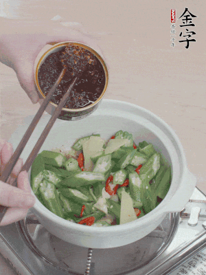 加1勺金字火腿干貝醬、1/2勺生抽攪拌均勻。