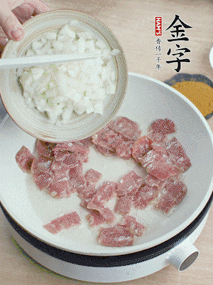 依次下洋蔥、紅菜椒、豌豆粒、玉米粒翻炒均勻。