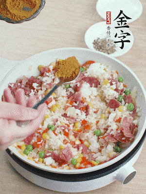 1勺咖喱粉、1/2勺鹽，少許黑胡椒碎炒均。