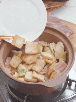 依次下春筍、豆腐，開水沒過食材。