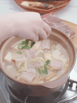 一小撮鹽、糖、雞精調(diào)味，最后撒點(diǎn)蒜葉點(diǎn)綴。