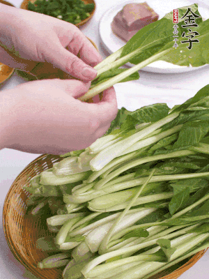 小青菜掰成一片片。