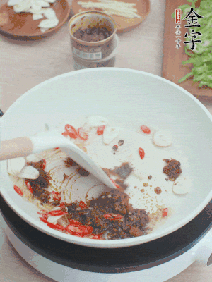 熱鍋涼油，姜蒜、辣椒、金字火腿xo醬炒香。