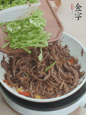 水分煸干，下青椒絲快炒1分鐘。