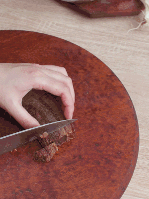 金字臘肉水煮15分鐘，切片。