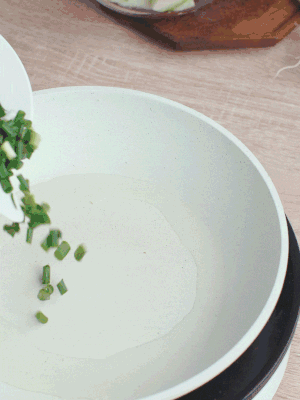 熱油下臘肉、蔥花煸炒，再下西葫蘆。