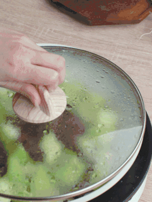 西葫蘆略出水時，加一小撮鹽調(diào)味。