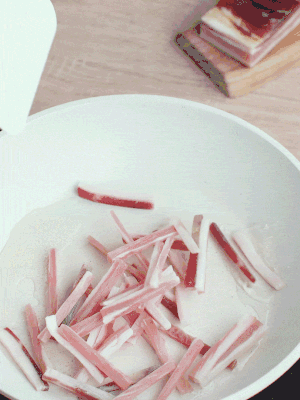 熱鍋涼油，下咸肉絲煸至出油。