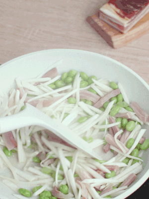 下茭白絲、青豆翻炒。