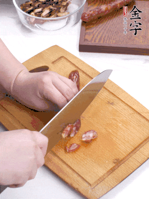 干香菇泡發(fā)切片，金字香腸切片，春筍切大粒。