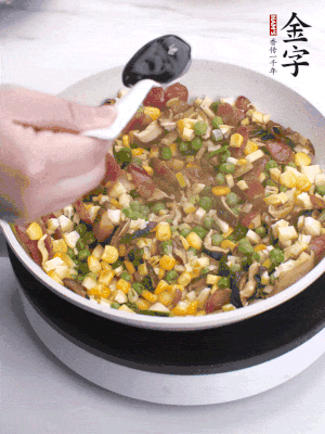 加2勺生抽、1勺蠔油、半勺老抽調(diào)味。