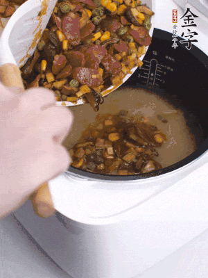 鋪在洗好的大米上，加清水，與食材持平。