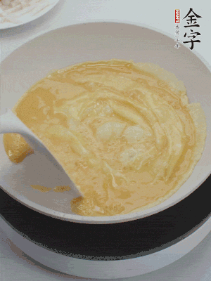 2個雞蛋炒散。