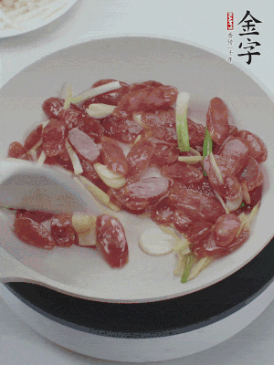 熱鍋爆香姜蒜片，下香腸炒出香味。