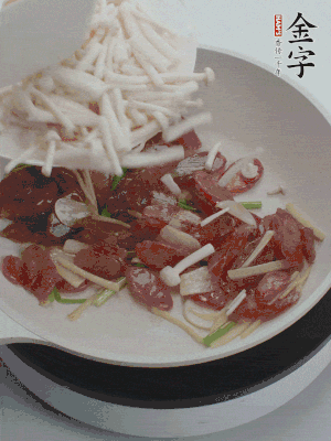 放白玉菇、青紅辣椒、雞蛋。