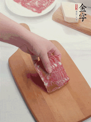 金字培根火腿改刀切小片；白洋蔥切?。恍迈r豌豆剝殼。