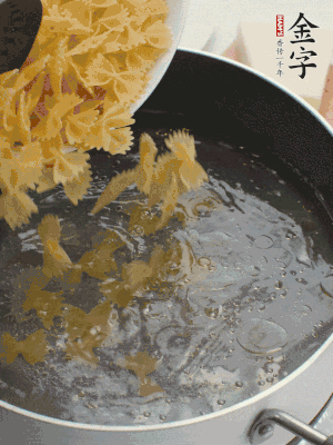 蝴蝶面加橄欖油煮熟；豌豆焯水30秒。