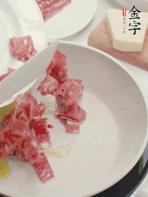 橄欖油煸香金字培根火腿。依次下豌豆、蝴蝶面、洋蔥。