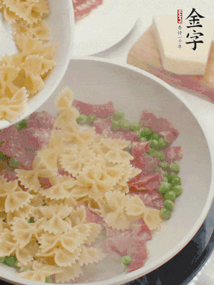 1小勺鹽調(diào)味，混合一起燉煮一下。