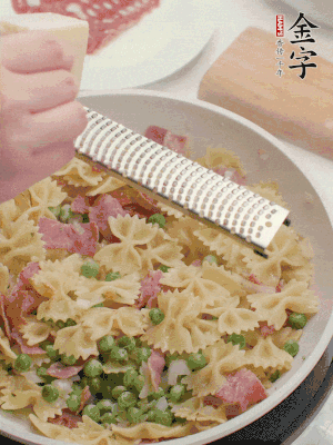 收汁后加入帕爾瑪芝士、歐芹碎和檸檬汁。