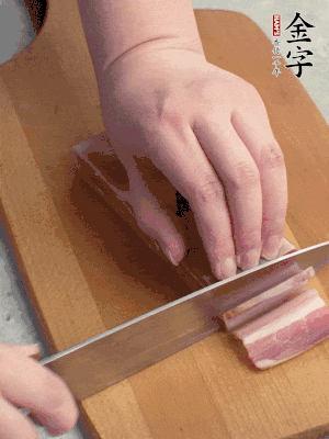 百合切去頭尾，分開洗凈;咸肉切薄片。