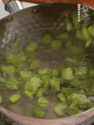 鍋中水沸，放一撮鹽，下蠶豆豆瓣焯3分鐘，下百合，3秒撈出，一起撈出瀝水。