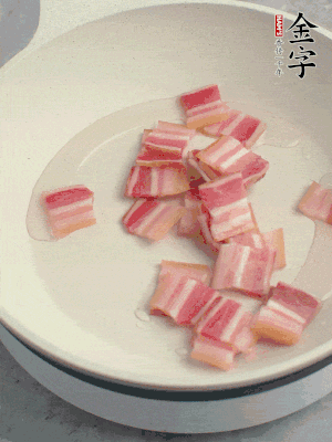 鍋中少許油，金字淡咸肉煸香。