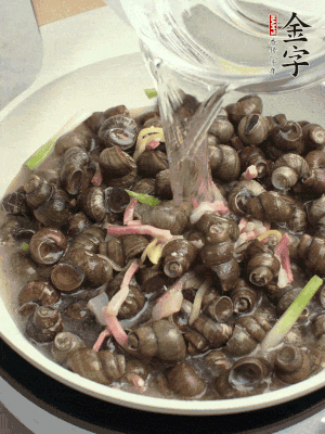 倒處理干凈的螺螄翻炒，加3勺料酒。加清水蓋過(guò)螺螄，中火蓋蓋煮5分鐘。