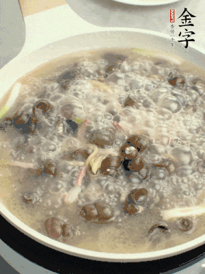 放辣椒，加一點(diǎn)鹽、糖，大火翻炒。