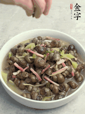 出鍋，撒點(diǎn)蔥花。